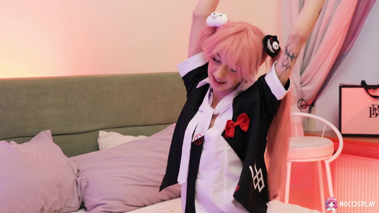 Nu Cosplay: Sıska anime sürtük Sasha Paige minik küçük amcığını genişletiyor