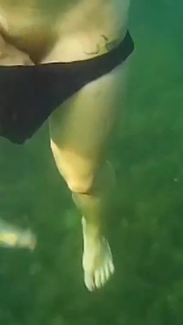 Risky Hairy Couple: Swimming and Flashing in the Sea