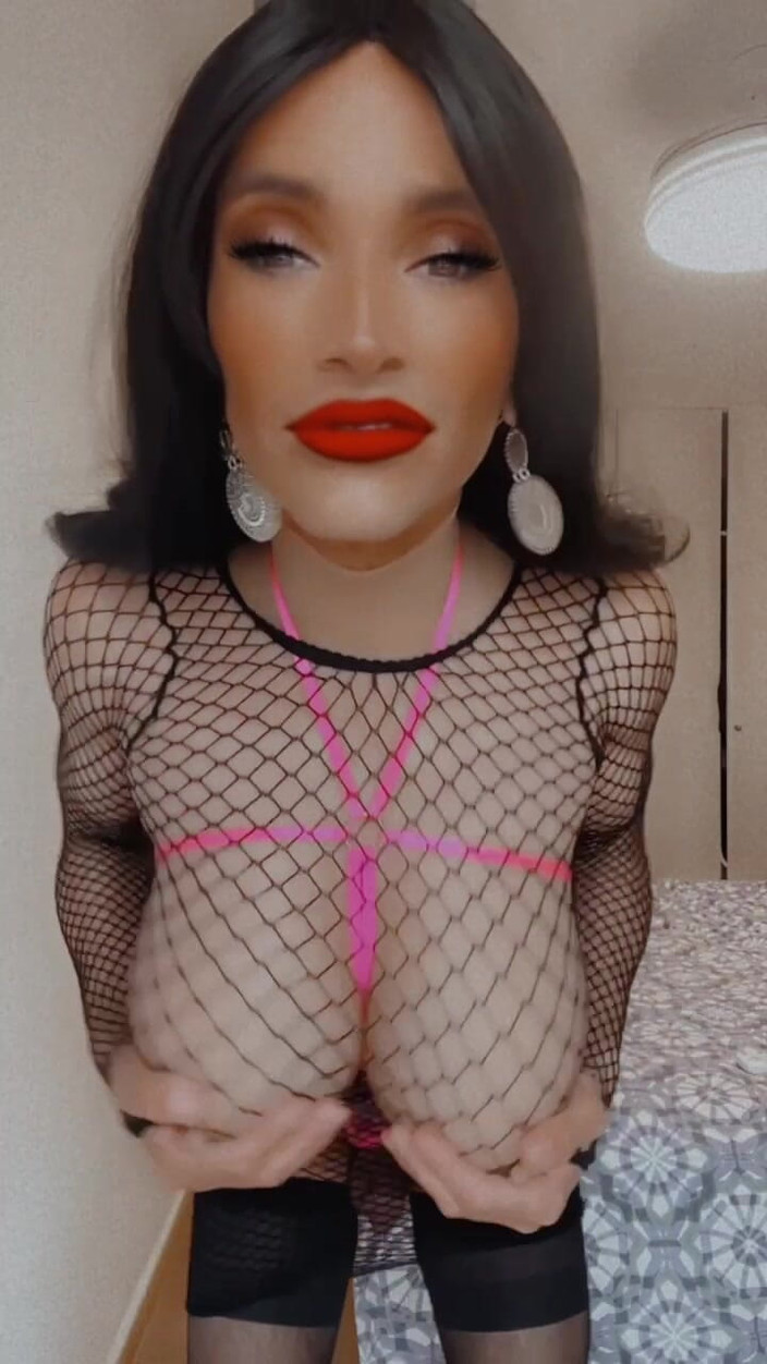 Sissy Slut Brianna: Коли я обернуся і нахилюся, ти зрозумієш своє місце... І це під мною