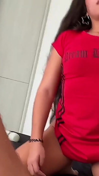 Byla u bazénu a hladová po drsném sexu - sexy brunetka se dostane do drsného sexu po plavání na misionáře a zezadu v POV