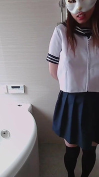 Canlı yayın sırasında okul üniforması cosplay'iyle duş almak ve seks yapmak.