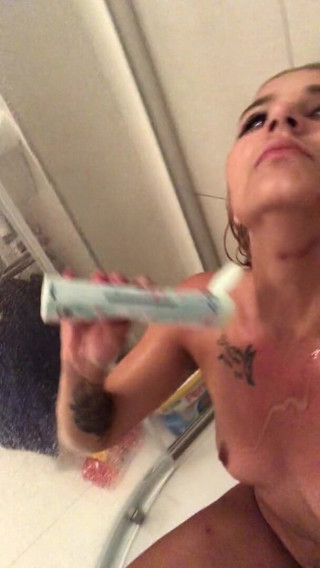 Boss catherinetatto: Ev yapımı kısa video tek başına duşta mastürbasyon duşuyla kendini...
