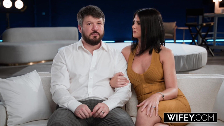 Wifey: 老婆老公看着他的饥渴老婆sienna rae在他面前被双洞齐插