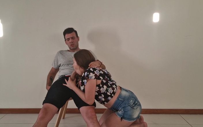 Latinascachondas: सुनहरे बालों वाली युवा लंड चूस रही है