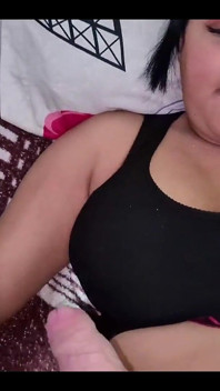 Estou dando à minha namorada um tempo difícil por ser uma prostituta e foder muitos homens antes de me conhecer.