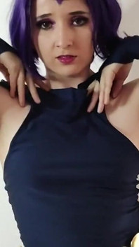 Líbí se ti můj havraní cosplay?