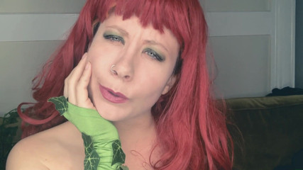 Deanna deadly: Ivys tease and poison kiss for POV superhero