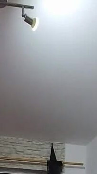 MILFの指が膣を大きく開け、濡れて絶頂を迎える