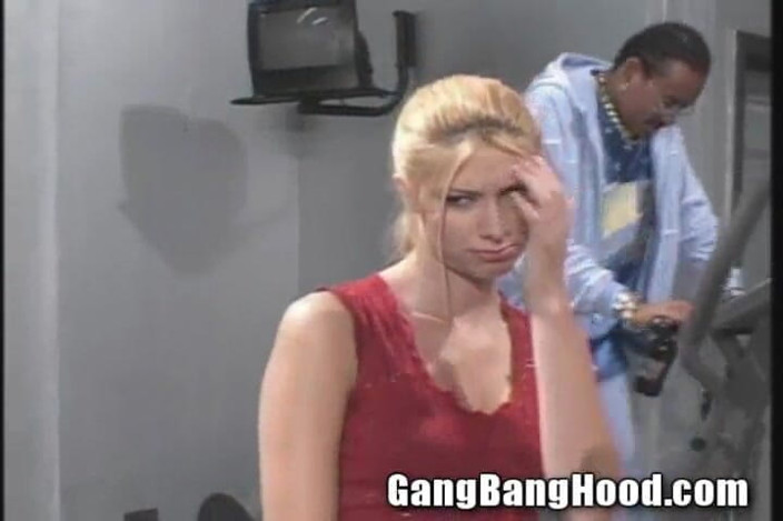 Gang Bang Hood: アナルジムホーホワイトビッチビッグブラックディックアナルトレイン輪姦ケツファック