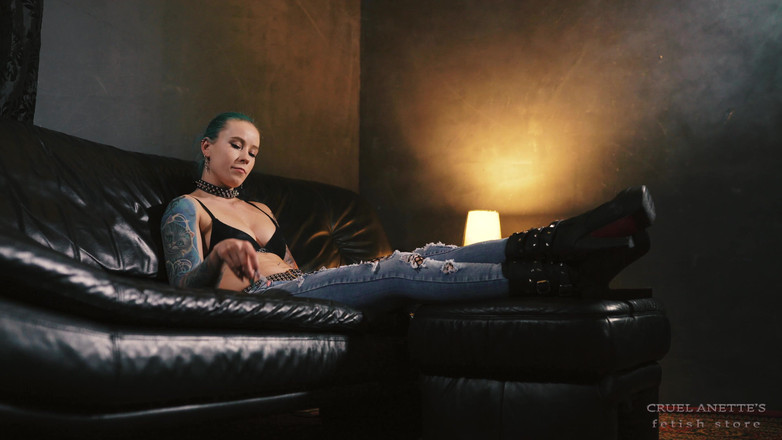 Cruel Anettes fetish world: Anette Smokes in Jeans and Boots 4K