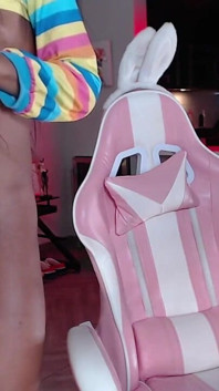 La sexy camgirl trans ebano si accarezza il suo bbc per orgoglio 2024