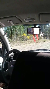 Una ragazza sconosciuta mi masturba nella mia macchina per strada