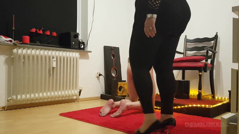 LadyPam: Weelderige Dominatrix plaagt naakte dekhengst met kinky anaal speeltje