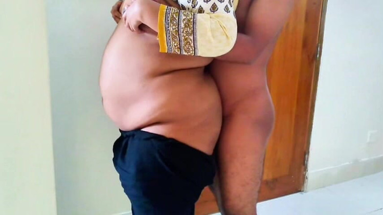 Aria Mia: Un hombre ayuda a su vecina bhabhi mientras ella está...