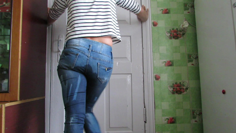 SexyAnka: 这是给你的。从我的腿上舔它。