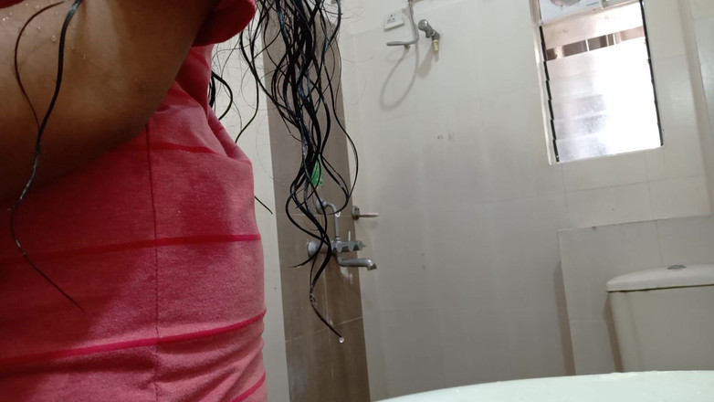 Telugu Couple: Une bhabhi indienne se doigte la chatte sous la douche