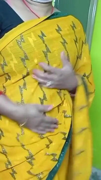 Bellissima indiana in Sari a colore giallo.
