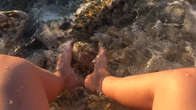 Risky Hairy Couple: Kaki saya di Laut Atas Batu