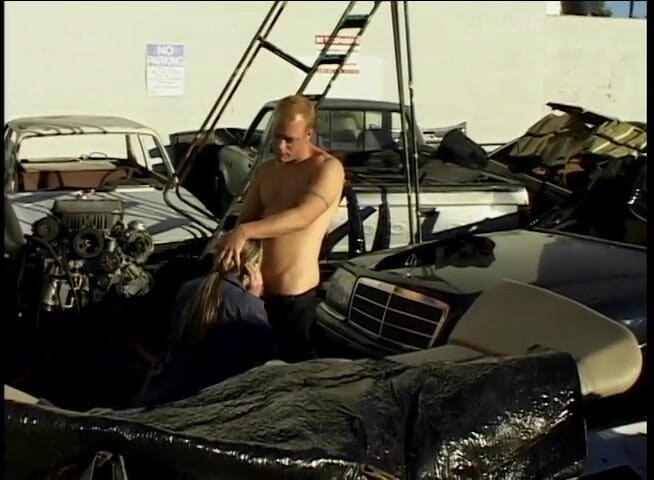 Out Sexxx: Wunderschöne blondine wird in einem junkyard gefickt