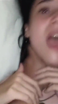 ¡Chica blanca, flaca y caliente gimiendo sobre la gran polla de su novio! (Gabbaie Luna)