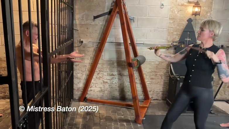 MistressBaton: ทดสอบออกกำลังกายในคุกโดยผู้คุมโหดร้าย