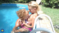 Mature NL: Nadržená zralá lesba a blonďatá teen lízání kundičky poblíž bazénu