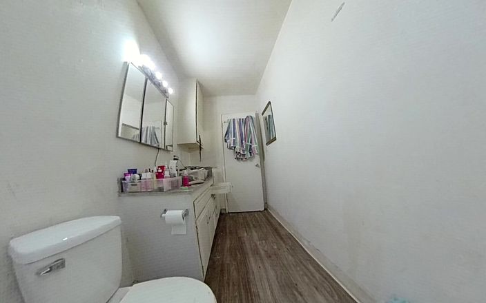 Lizzy Yum: Lizzy Yum - sd junio 2025 masturbación dilatada en el baño amateur