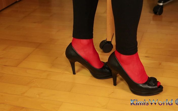 KimisWorld: Peeptoe dangling w czerwonych pończochach i czarnych leginsach