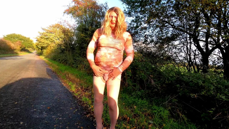 Kellycd2022: Crossdresser Kellycd2022 out for a drive down the lanes
