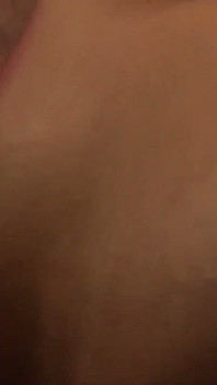 Cody는 아무 문제없이 금발 음모 사이에 오랫동안 기다려온 질싸를 했습니다.
