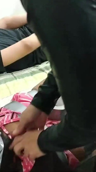 Versautes junges paar in bondage