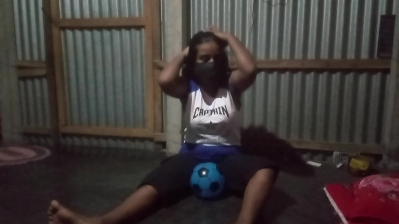 popXusa: Mooie Desi Indische stiefmoeder neukt stiefzoon's stiefmoeder tijdens het voetballen...