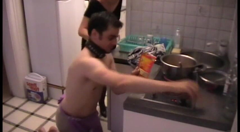 Femdom Austria: Sklavin muss putzen und kochen