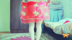 Kitty_Cross: Splendida ragazza trans che cammina con il vestito di seta...