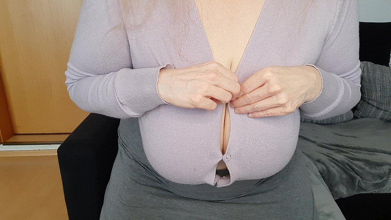 Curly_Dreams: Indosso Un Cardigan Attillato Con Bottoni, Senza Reggiseno Sotto.