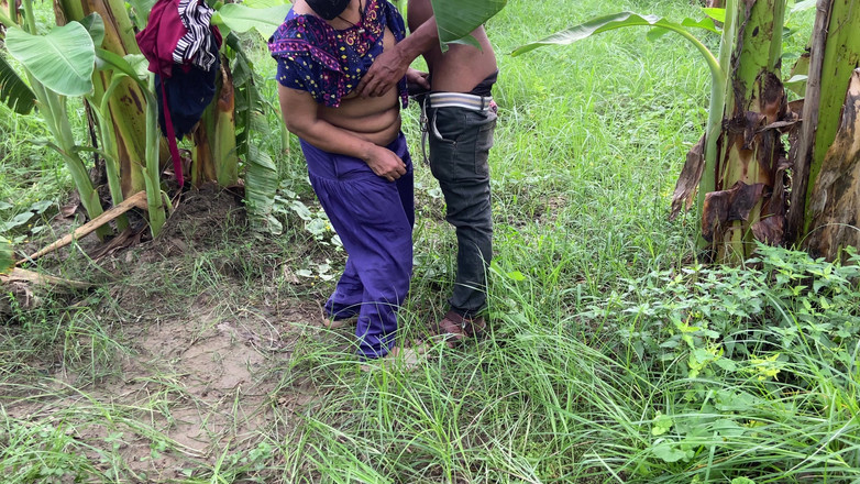 SAFI TV: Vidím svou tetu jít směrem k banánovníkové plantáži, sledoval jsem...