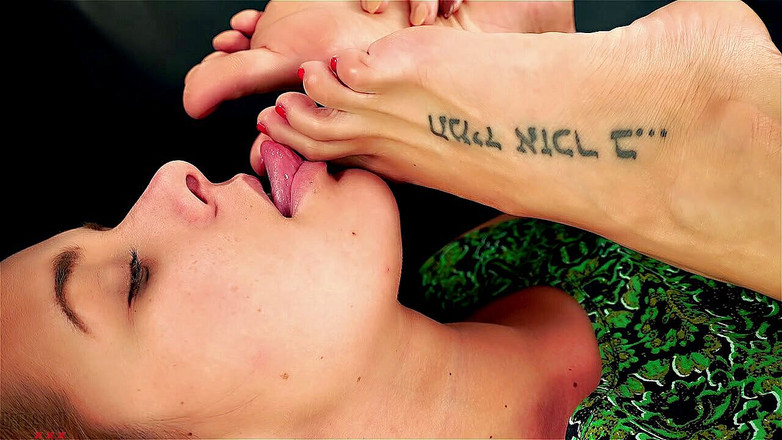 Foot Fetish Center: Roztomilá blondýnka uctívá nohy sexy sexy brunetky