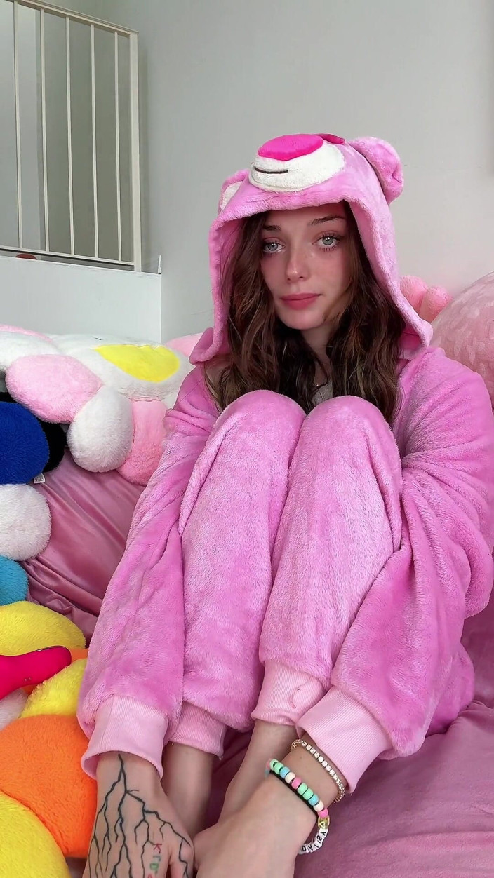 Shrooms Q: Linda Daisy Love folla su coño con su vibrador rosa...