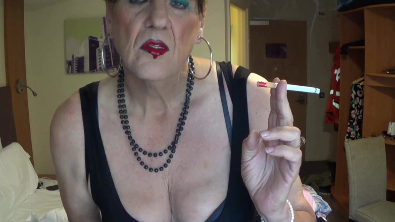 Mature Tina TV: Lối sống transvestite