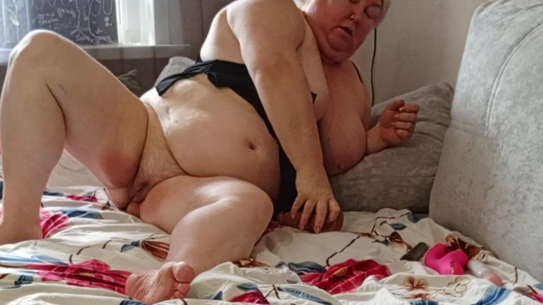 Zona901: Une voisine à gros cul à la chatte poilue aux seins énormes fait...