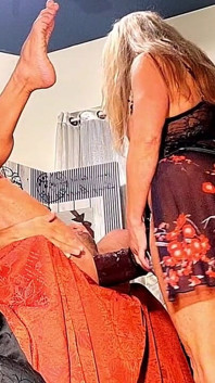 Wow, dieser dildo ist riesig! Beeindruckende Größe und Mareslut kann jedes adernde Detail fühlen