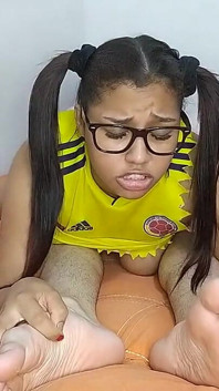 Bokep amatir adik tiri kolombia, hot banget waktu suaminya lagi jalan-jalan ke Amerika Serikat dan ngajak abang tirinya untuk dobel penetrasi