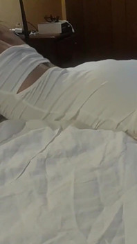 Orta yaşlı seksi kadın bağlı ve ağzına ve amına sikiliyor ve amının içine boşalıyor