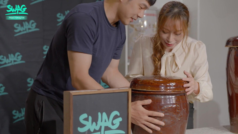 SWAG.live: TV 쇼핑 쇼에서 폭발하는 미망인의 리비도