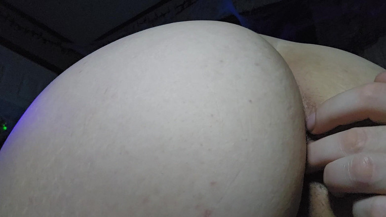 Funhousewife69: Je me doigte le trou du cul pendant que je...