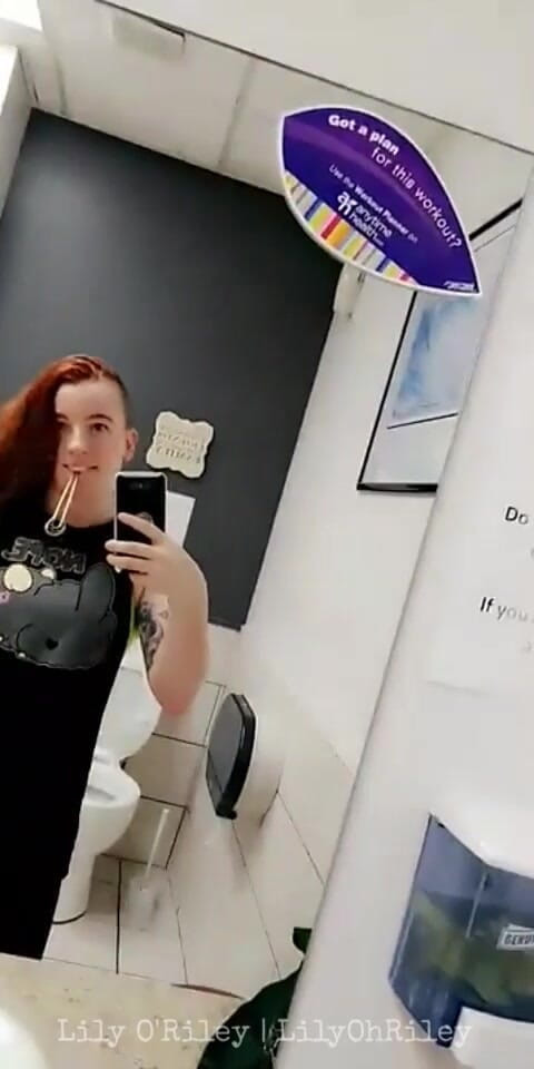 Lily O'Riley: Cewek hot rambut merah dicrot di wastafel kamar mandi setelah...