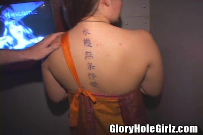 Glory Hole Girlz: Tiener 18 Hermelien slikster schatje tieten zuigen pikken kijkgat hippie ho!