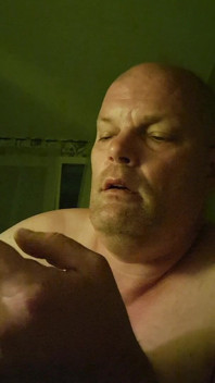 Uma transa anal para a vadia com dildo e camisinha