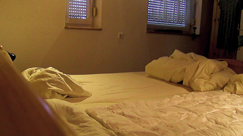 Mark Hannes: Cama, masturbación y paja en un apartamento de vacaciones