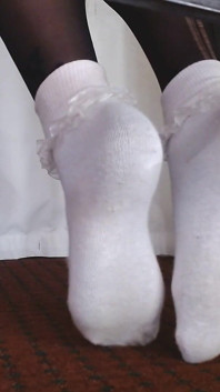 穿着黑色连裤袜的粗暴袜子